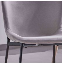 Juego de 4 Sillas con Estructura de Madera Tapizadas en Color Gris Claro y Patas Acabado Negro - Medidas 50x54x81 cm